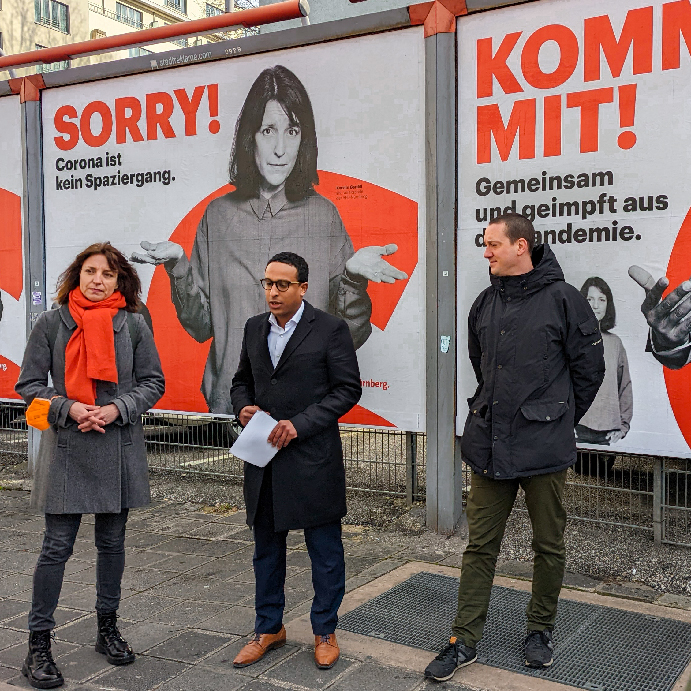 3 SPD-Vorsitzende vor Plakatwänden